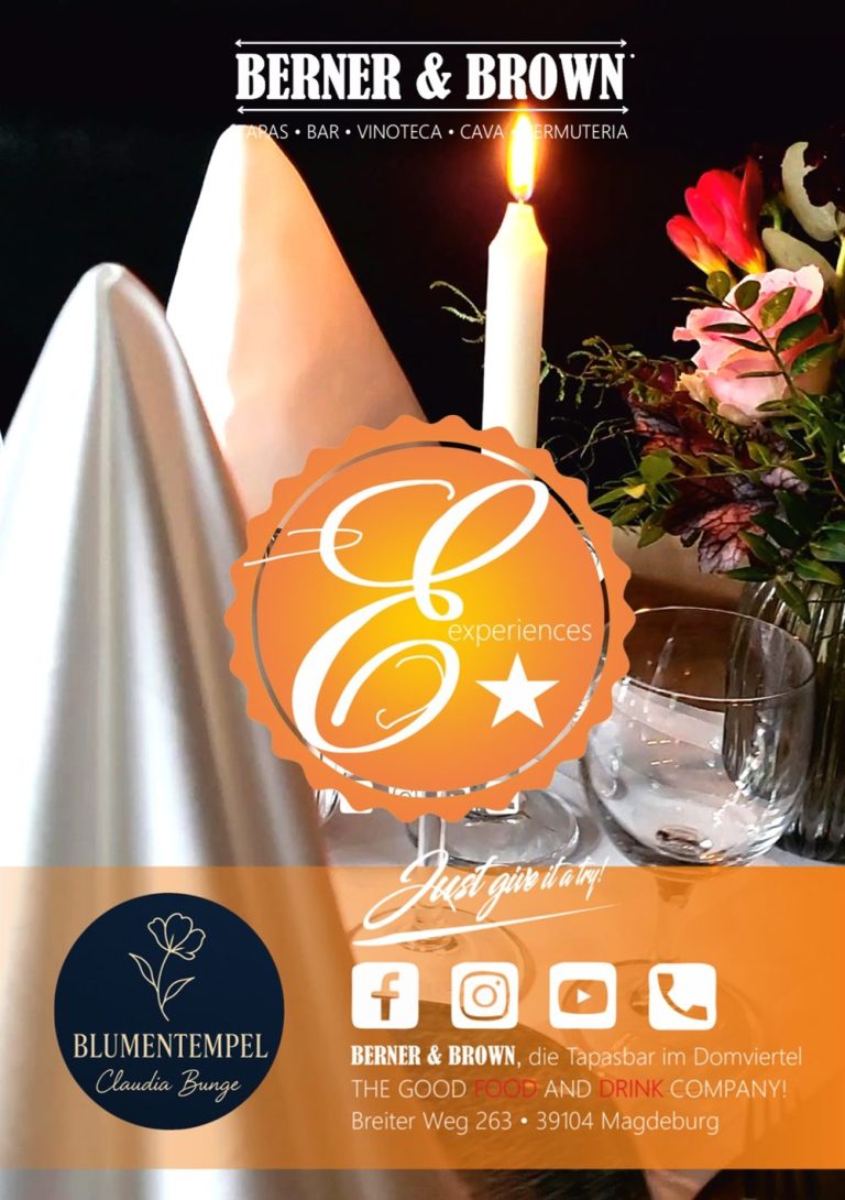 Elegante Tischdekoration mit Kerze, Blumen und einem orangefarbenen Logo von Berner & Brown.
